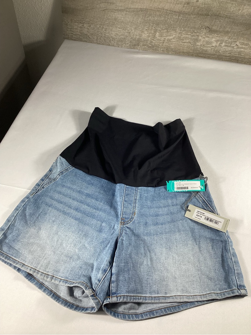 Just USA Kira Maternity Denim Shorts Women’s Size 14 Light Wash